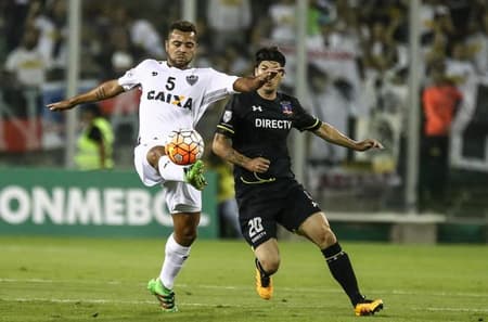 Rafael Carioca disputa a bola com jogador do Colo-Colo (Foto: Bruno Cantini/Atlético MG)
