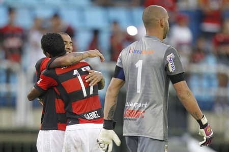 Gabriel ganha abraço de Sheik (Gilvan de Souza/Flamengo)