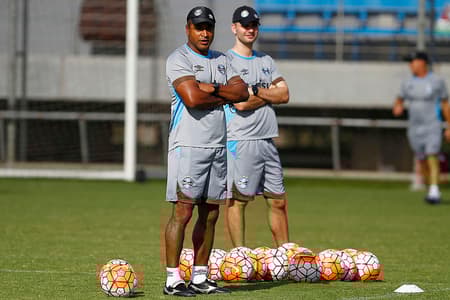 Roger Machado comandará o Grêmio em Buenos Aires nesta terça-feira (Foto: Lucas Uebel/Grêmio)