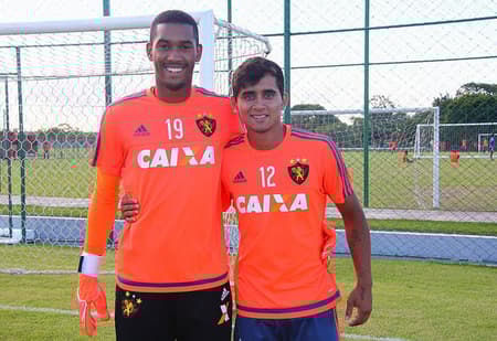 meia Everton Felipe e o goleiro Lucas