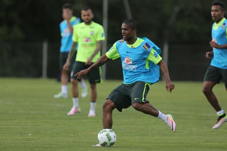 Treino Seleção Brasileira - Douglas Costa (foto:Lucas Figueiredo / MoWA Press)