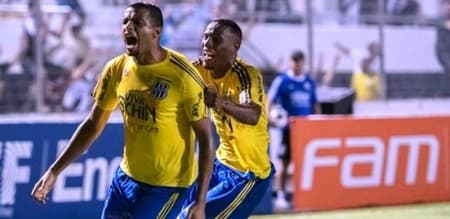 Reinaldo comemora gol no jogo entre Ponte Preta e Ferroviária (Foto: Divulgação)