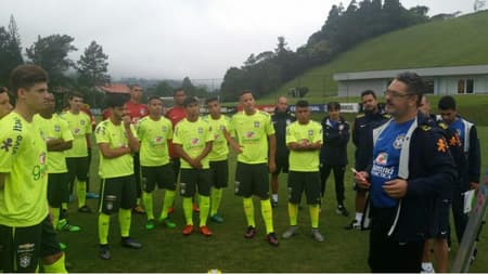 Rogério Micale conversa com os jovens da Seleção Brasileira sub-20 (Foto: CBF/Divulgação)