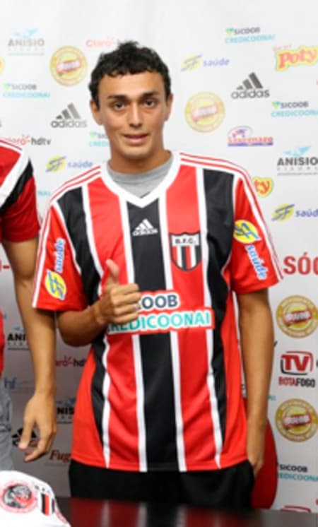 O meia Diego Cristiano Evaristo marcou três gols pelo Botafogo-SP. Ele tem 23 anos e seu contrato vence no dia 30 de maio de 2016