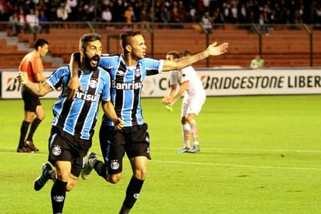Grêmio derrota a LDU e garante vaga nas oitavas de final