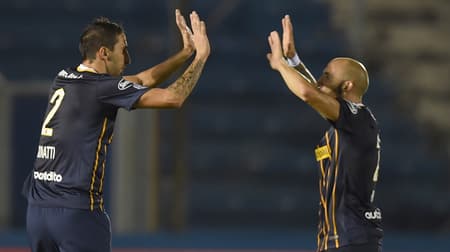 HOME - Nacional-URU x Rosario Central - Copa Libertadores - Donatti e Javier Pinola (Foto: Miguel Rojo/AFP)