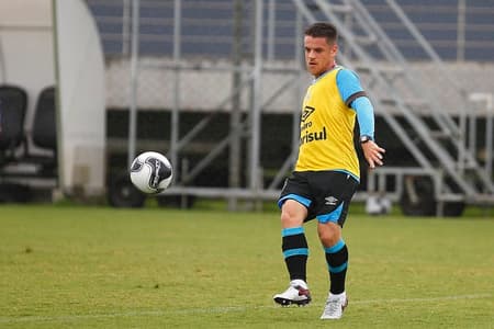 Ramiro voltará a ser improvisado na lateral-direita diante do Toluca (Foto: Lucas Uebel/Grêmio)