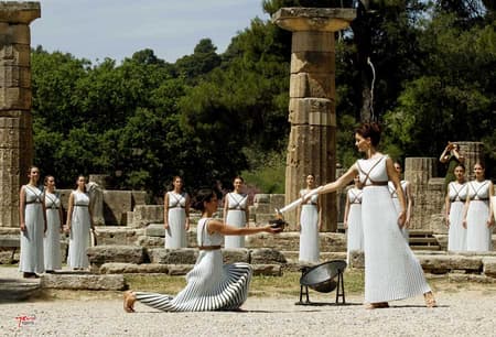 Cerimônia de ensaio do acendimento da tocha olímpica aconteceu nesta quarta-feira, em Olimpia, na Grécia