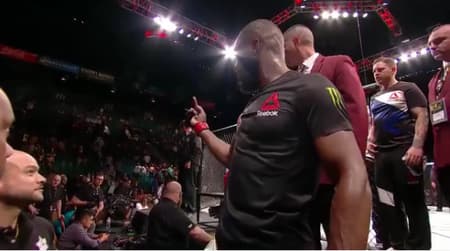 Jon Jones mostra dedo do meio para Cormier após UFC 197 (FOTO: Reprodução)