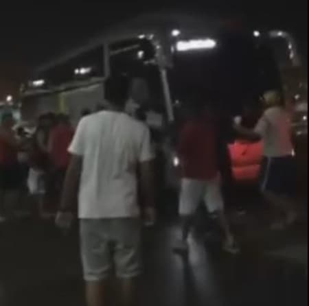 Torcedores cercaram ônibus da delegação rubro-negra, e deram chutes e socos no veículo&nbsp;