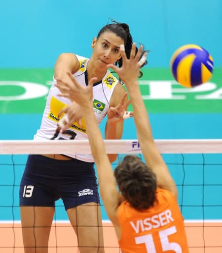 Sheilla faturou duas medalhas de ouro olímpicas com o vôlei brasileiro