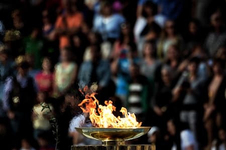 veja como foi a cerimônia de transmissão da tocha olímpica para o Comitê Rio-2016, em Atenas