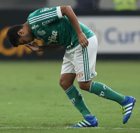 Cleiton se benze ao voltar a jogar, no segundo tempo da vitória por 4 a 0 sobre o River Plate uruguaio