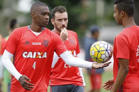 A bola está com ele: Juan tem importante papel no grupo
