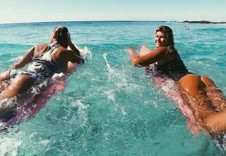 Irmã de musa do surfe também mostra belas curvas