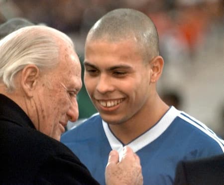 O então presidente da Fifa João Havelange conversa com o craque brasileiro Ronaldo