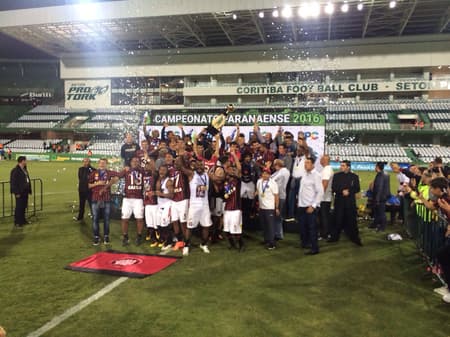 Jogadores do Atlético-PR fazem a festa no gramado do Couto Pereira com o título do Estadual