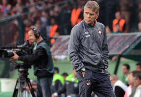 Treinador assumiu o Atlético-PR na nona rodada do Campeonato Paranaense