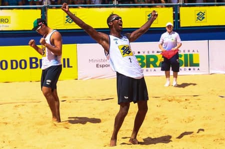 Dupla campeã comemora o título do Challenger