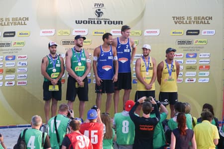Alison e Bruno subiram ao pódio na etapa de Moscou, mas ficaram com a prata (Foto: Divulgação/FIVB)