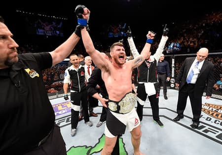 Bisping tem a mão erguida no UFC 199: novo campeão