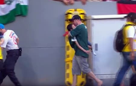 Pai carrega filho no colo no jogo entre Flamengo x Palmeiras