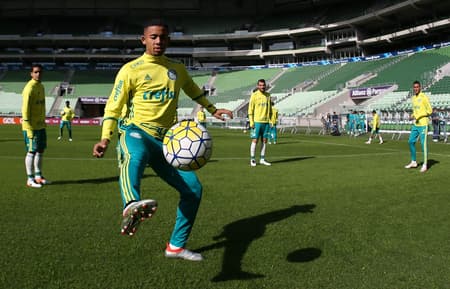 Gabriel Jesus em treino no Allianz Parque