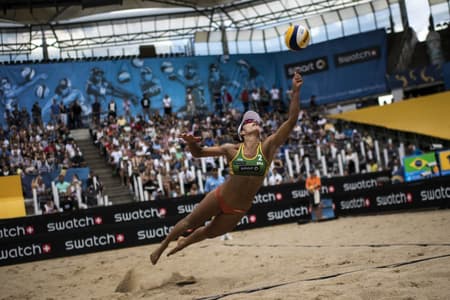 Bárbara tenta um mergulho para defender durante a decisão. Brasileiras caíram em Hamburgo (Foto: Divulgação)