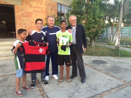 Zico com crianças (Foto: Divulgação)