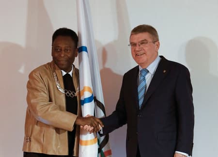 Em evento, Pelé recebe medalha olímpica de presidente do COI
