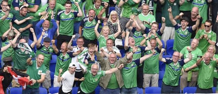 Torcida da Irlanda do Norte contra a Ucrania