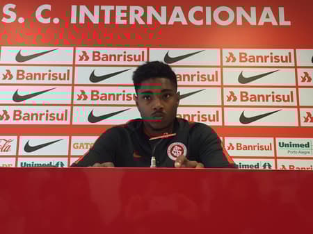 Vitinho em entrevista coletiva