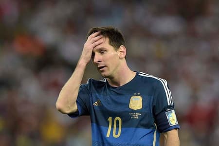 Messi disputa sua primeira final de Copa. Argentina perdeu para a Alemanha na prorrogação e craque não conseguiu ter destaque.
