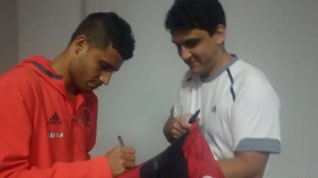 Ederson dá autógrafo a sócio do Flamengo (Gilvan de Souza / Flamengo)