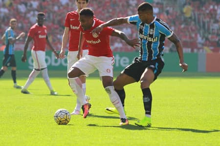 Walace tenta tirar a bola da posse de Vitinho