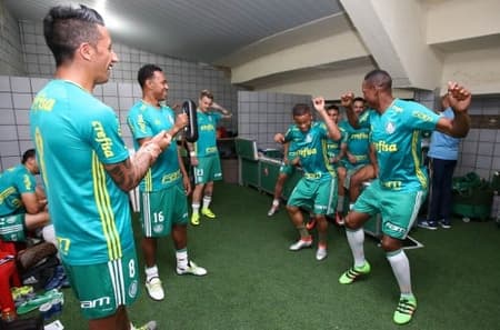 Mina dança com Gabriel Jesus no vestiário