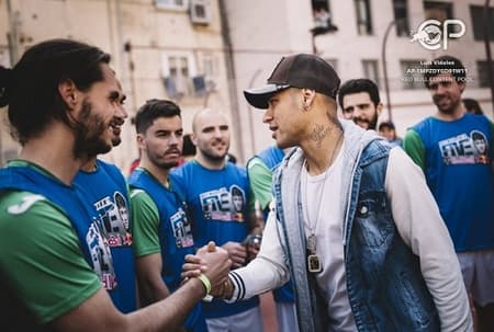 Neymar rodou por alguns países para divulgar o torneio mundial de futebol amador em seu Instituto