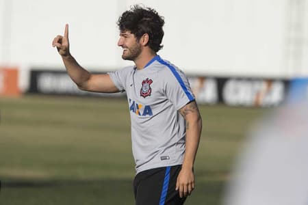 Pato treinou com bola pela primeira vez nesta quinta-feira