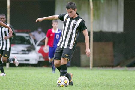 Apontado desde os 11 anos como promessa dos Santos, Jean Chera rodou por clubes do Brasil e do mundo, mas não se firmou