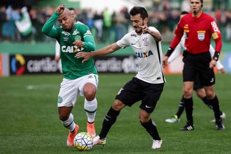 Pela 14ª rodada do Campeonato Brasileiro, o Corinthians venceu a Chapecoense por 2 a 0, fora de casa