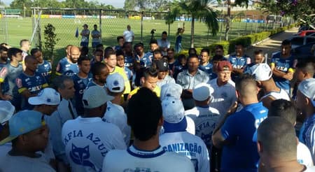 Organizada invade treino do Cruzeiro (Foto: Reprodução / Twitter)