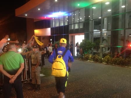 Neymar na chegada a Goiânia (Foto: Bruno Cassucci)
