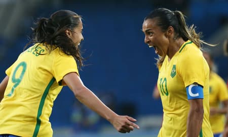 Marta comemora com Andressa Alves (Foto: Roberto Castro/ Brasil2016)
