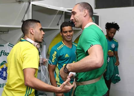 Prass encontra com o elenco antes da partida na Arena Condá
