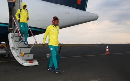 Tchê Tchê durante a viagem para Chapecó (Foto: Cesar Greco/Palmeiras)