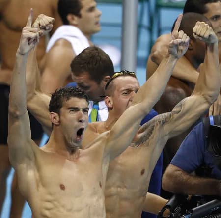 Michael Phelps celebra o ouro dos EUA no revezamento 4 x 100 m livre&nbsp;