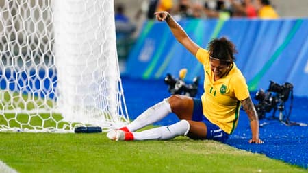 Atleta do futebol feminino se machucou contra a Suécia. No detalhe, atacante pede substituição devido a dores na coxa esquerda