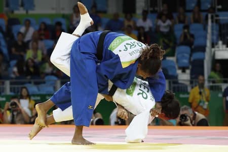 Rafaela Silva está a apenas uma luta de ir à final olímpica na categoria leve -