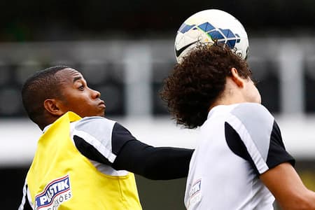 Victor Ferraz marcando Robinho