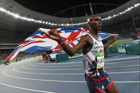 O britânico Mo Farah comemora vitória no Engenhão
